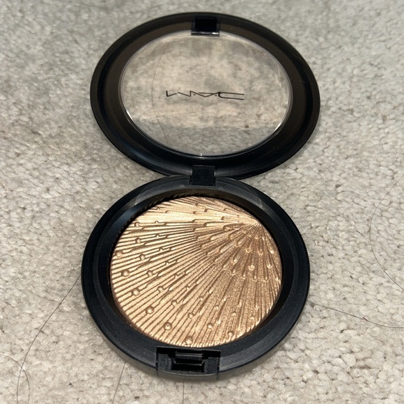 MAC Cosmetics Extra Dimension Skinfunish Highlighter SOUL GLOW - Picture 2 of 3